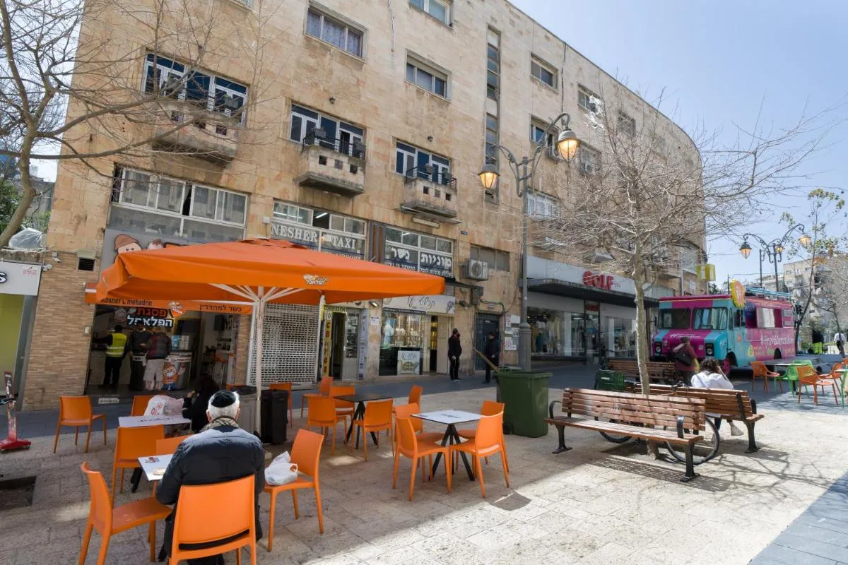 Image 2 of Aju Ben Yehuda 23