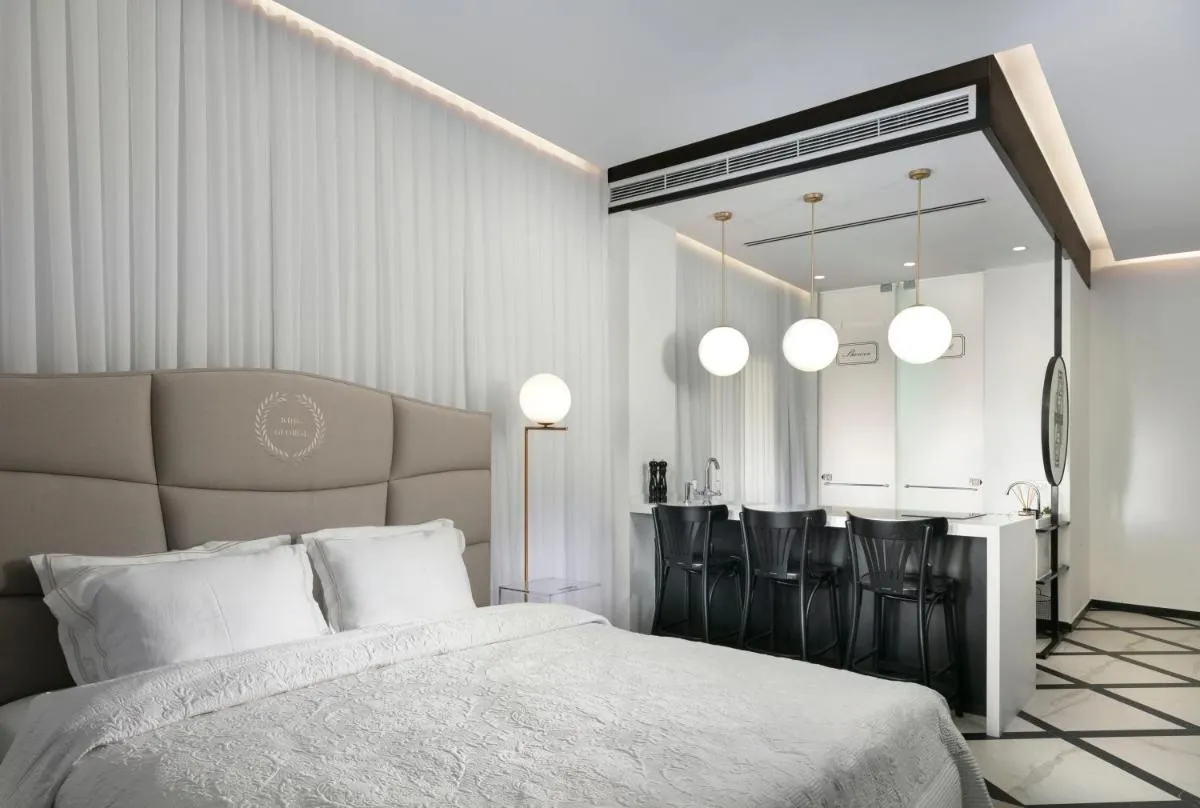 Image 1 of King George suites