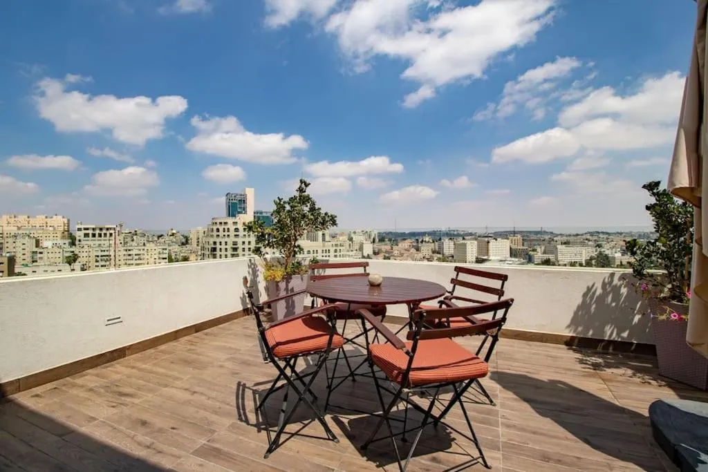Image 4 of King George suites