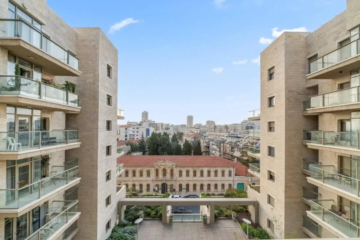 Image 5 of Luxurious 1BDR Terrace Parking in City Central