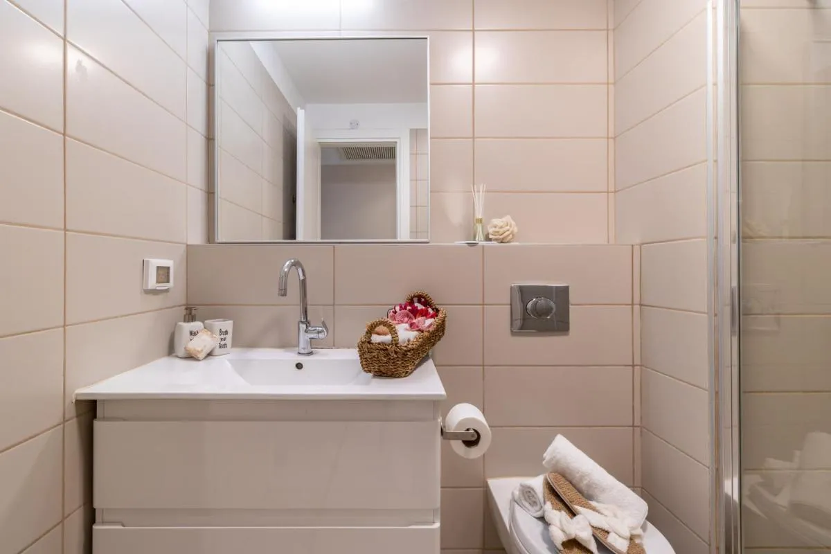 Image 2 of Luxury One-Bedroom Apartment/parking in city center