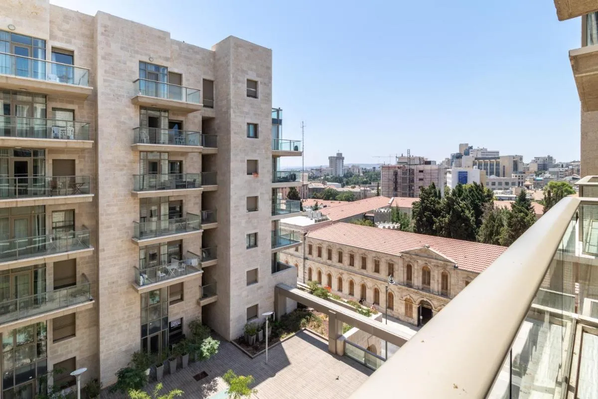 Image 5 of Luxury One-Bedroom Apartment/parking in city center