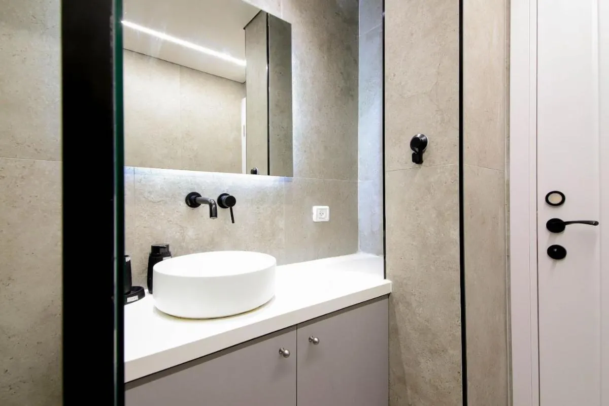 Image 2 of Mamilla Brilliant Emerald 1
