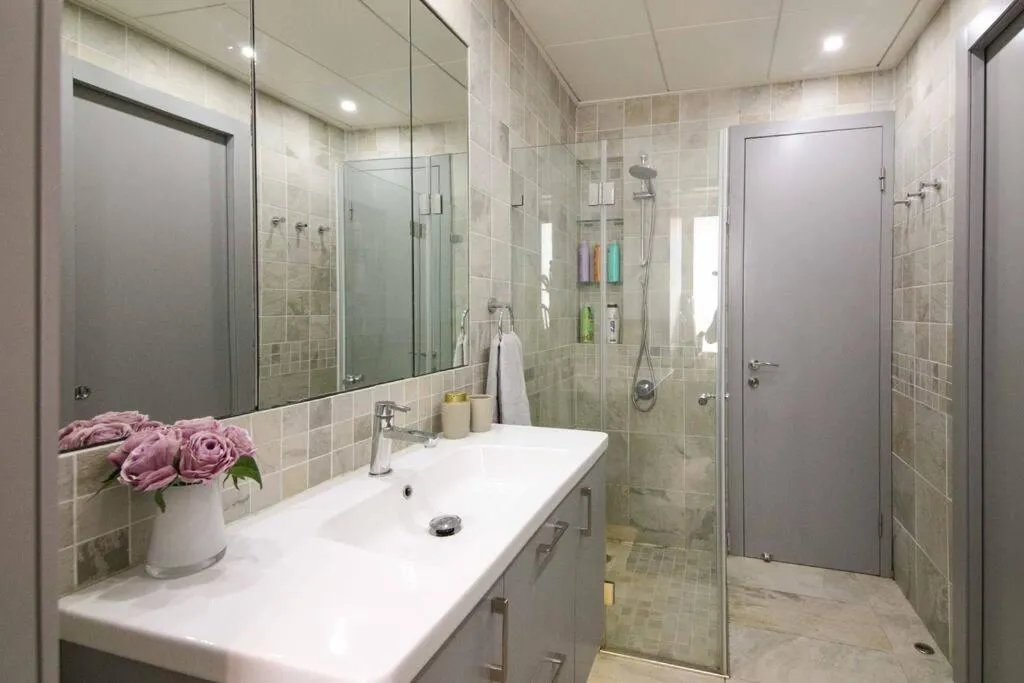 Image 2 of Spacious & Modern 5 bed in the Center of Rechavia!